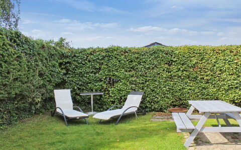 Milrid - 100M from the Sea: Arbuste, Haie, Lot Terre, Couverture De Sol, Jardin, Ombre, Pelouse, Aménagement Paysager, Mobilier De Jardin