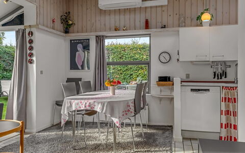 Milrid - 100M from the Sea: Meubles, Design Intérieur, Sol, Plafond, Bois, Cuisine, Sol, Pièce, Luminaire, Éclairage