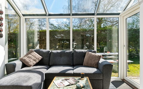 Milrid - 100M from the Sea: Design Intérieur, Canapé, Meubles, Domicile, Salon, Plafond, Chaise, Plante D'Appartement, Daylighting