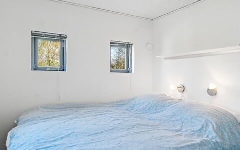 Milrid - 100M from the Sea: Plafond, Design Intérieur, Chambre, Éclairage, Pièce, Drap De Lit, Literie, Lit, Luminaire, Linge