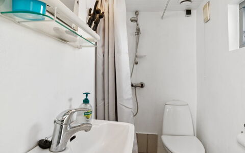 Milrid - 100M from the Sea: Luminaire Plomberie, Mur, Lavabo, Design Intérieur, Évier, Salle De Bains, Sol, Sol, Toilette, Robinet