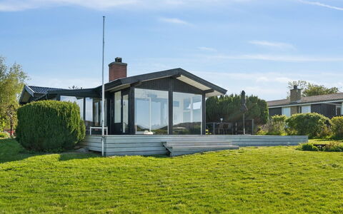 Manfred - 250M from the Sea: Piscine, Mobilier De Jardin, Meubles, Recours, Dalle, Eco Hôtel, Ombre, Chaise, Loisir, Biens