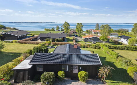 Manfred - 250M from the Sea: Piscine, Mobilier De Jardin, Meubles, Recours, Dalle, Eco Hôtel, Ombre, Chaise, Loisir, Biens