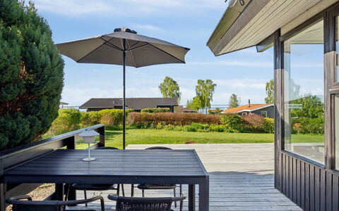 Manfred - 250M from the Sea: Piscine, Mobilier De Jardin, Meubles, Recours, Dalle, Eco Hôtel, Ombre, Chaise, Loisir, Biens