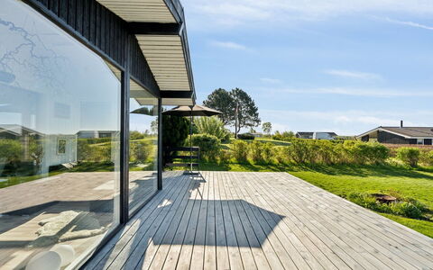 Manfred - 250M from the Sea: Piscine, Mobilier De Jardin, Meubles, Recours, Dalle, Eco Hôtel, Ombre, Chaise, Loisir, Biens