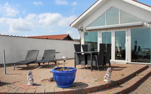 Michel - 25M from the Sea: Domicile, Nuage, Porte, Ombre, Balcon, Mobilier De Jardin, Daylighting, Chaise, Plate-Forme, Structure En Plein Air