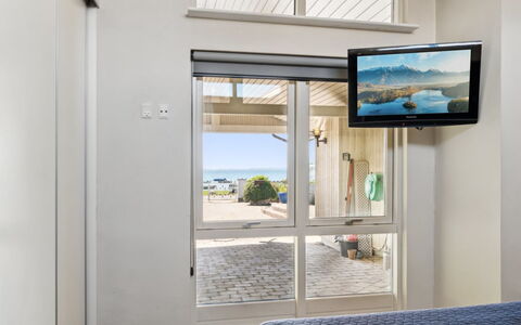 Michel - 25M from the Sea: Appareil Électronique, Design Intérieur, Meubles, Pièce, Mer, Télévision, Plafond, Océan