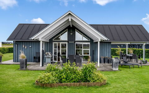 Bernice - 900M from the Sea: Toit, Maison, Domicile, Chalet, Porte, Siding, Plate-Forme, Porche, Planche, Dur