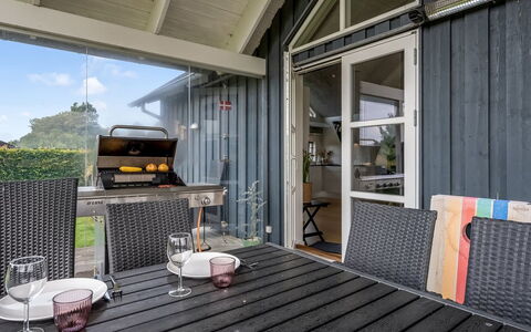 Bernice - 900M from the Sea: Toit, Maison, Domicile, Chalet, Porte, Siding, Plate-Forme, Porche, Planche, Dur