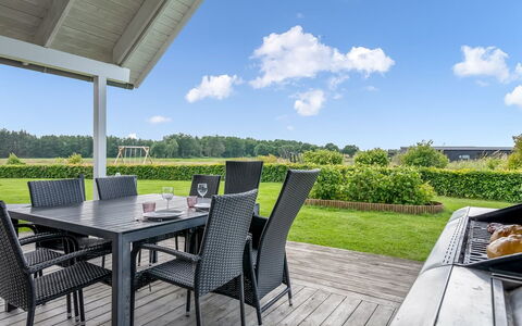 Bernice - 900M from the Sea: Toit, Maison, Domicile, Chalet, Porte, Siding, Plate-Forme, Porche, Planche, Dur
