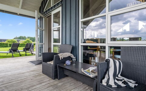 Bernice - 900M from the Sea: Toit, Maison, Domicile, Chalet, Porte, Siding, Plate-Forme, Porche, Planche, Dur