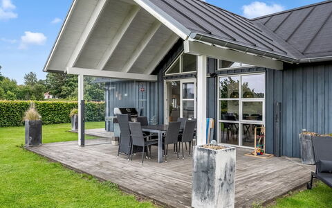 Bernice - 900M from the Sea: Toit, Maison, Domicile, Chalet, Porte, Siding, Plate-Forme, Porche, Planche, Dur