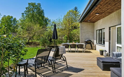 Roze - 450M from the Sea: Maison, Domicile, Porte, Toit, Chalet, Biens, Jardin, Ombre, Siding, Cour