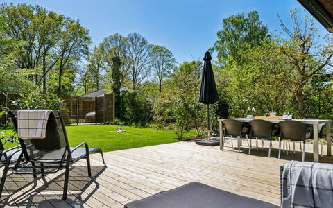 Roze - 450M from the Sea: Maison, Domicile, Porte, Toit, Chalet, Biens, Jardin, Ombre, Siding, Cour