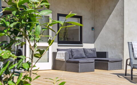 Roze - 450M from the Sea: Maison, Domicile, Porte, Toit, Chalet, Biens, Jardin, Ombre, Siding, Cour