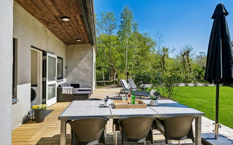 Roze - 450M from the Sea: Maison, Domicile, Porte, Toit, Chalet, Biens, Jardin, Ombre, Siding, Cour