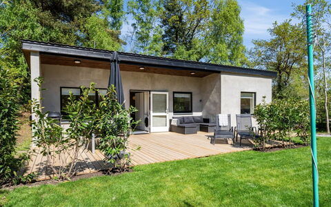 Roze - 450M from the Sea: Maison, Domicile, Porte, Toit, Chalet, Biens, Jardin, Ombre, Siding, Cour