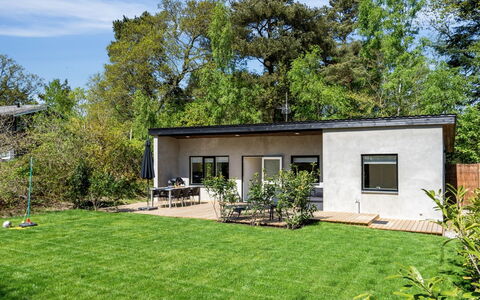 Roze - 450M from the Sea: Maison, Domicile, Porte, Toit, Chalet, Biens, Jardin, Ombre, Siding, Cour