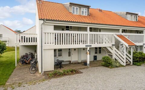 Jelke - 1Km from the Sea: Meubles, Design Intérieur, Sol, Sol, Plafond, Pièce, Chaise, Table, Appartement, Table Cuisine Et Salle A Manger