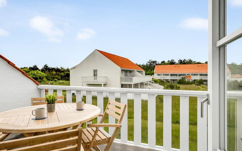 Jelke - 1Km from the Sea: Meubles, Design Intérieur, Sol, Sol, Plafond, Pièce, Chaise, Table, Appartement, Table Cuisine Et Salle A Manger