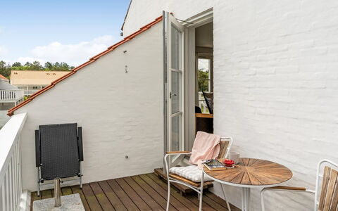 Jelke - 1Km from the Sea: Meubles, Design Intérieur, Sol, Sol, Plafond, Pièce, Chaise, Table, Appartement, Table Cuisine Et Salle A Manger