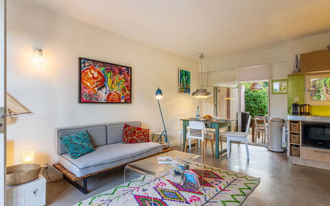Gassin 150: Meubles, Design Intérieur, Sol, Bois, Sol, Canapé, Salon, Plafond, Pièce, Table