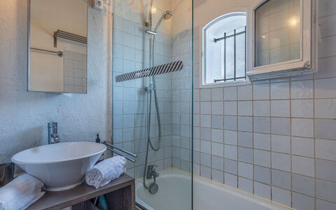 Gassin 150: Salle De Bains, Luminaire Plomberie, Design Intérieur, Sol, Baignoire, Sol, Robinet, Plomberie, Évier, Tuile