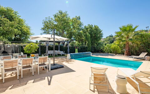 Villa Julia: Ciel, L'Eau, Propriété, Plante, Piscine, Arbre, Ombre, Mobilier De Jardin, Table, Loisir