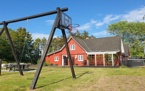 Ieva - 3.9Km from the Sea: Domicile, Zone Résidentielle, Maison, Chalet, Toit, Lot Terre, Siding, Jardin, Biens, Pelouse