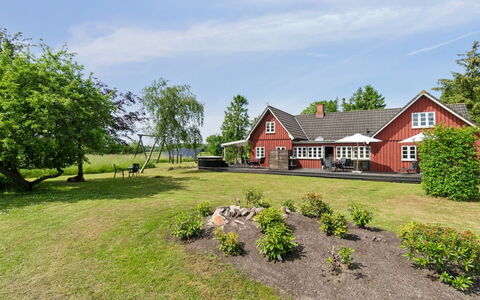 Ieva - 3.9Km from the Sea: Domicile, Zone Résidentielle, Maison, Chalet, Toit, Lot Terre, Siding, Jardin, Biens, Pelouse