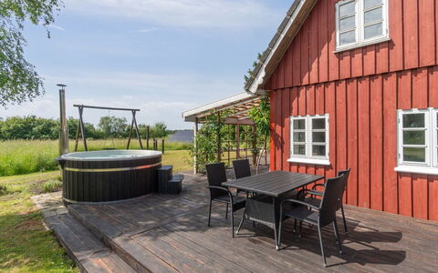 Ieva - 3.9Km from the Sea: Domicile, Zone Résidentielle, Maison, Chalet, Toit, Lot Terre, Siding, Jardin, Biens, Pelouse