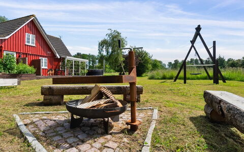 Ieva - 3.9Km from the Sea: Domicile, Zone Résidentielle, Maison, Chalet, Toit, Lot Terre, Siding, Jardin, Biens, Pelouse