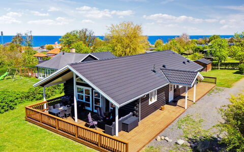 Hjalmar - 400M from the Sea: Meubles, Design Intérieur, Sol, Sol, Plafond, Pièce, Chaise, Table, Appartement, Table Cuisine Et Salle A Manger