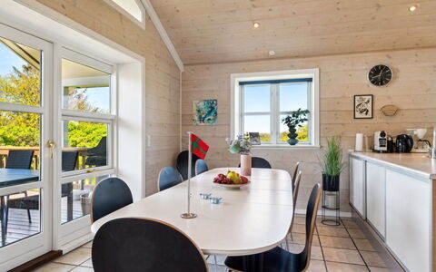 Hjalmar - 400M from the Sea: Meubles, Design Intérieur, Sol, Sol, Plafond, Pièce, Chaise, Table, Appartement, Table Cuisine Et Salle A Manger