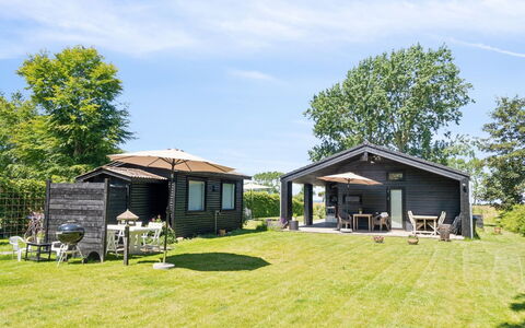 Huldrik - 100M from the Sea: Toit, Chalet, Maison, Domicile, Lot Terre, Batiments Jardin, Ombre, Pelouse, Jardin, Cour