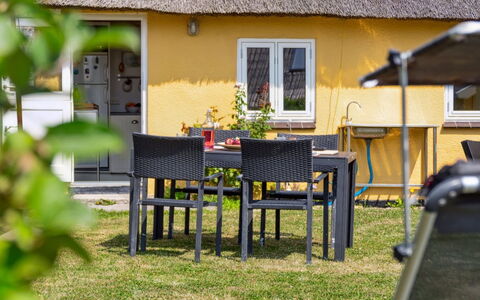 Ødke - 25M from the Sea: Meubles, Chaise, Toit, Chalet, Mobilier De Jardin, Cour, Ombre, Pelouse, À Déchaumer, Jardin