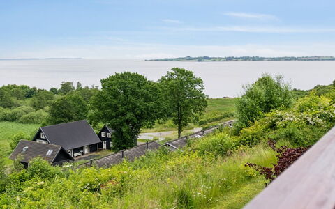 Isbiorn - 300M from the Sea: Herbe, Prairie, Paysage, Écorégion, Plaine, Communauté Des Plantes, Lot Terre, Mobilier De Jardin, Prairie, Formations Arbustives
