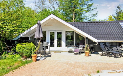 Jaakob - 30Km from the Sea: Domicile, Chalet, Porche, Dur, Siding, Plate-Forme, Ombre, Planche, Biens, Batiments Jardin