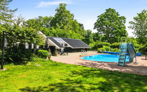 Jaakob - 30Km from the Sea: Domicile, Chalet, Porche, Dur, Siding, Plate-Forme, Ombre, Planche, Biens, Batiments Jardin