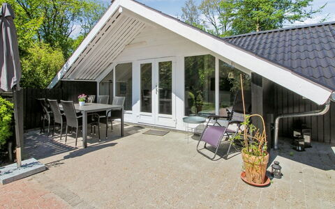Jaakob - 30Km from the Sea: Domicile, Chalet, Porche, Dur, Siding, Plate-Forme, Ombre, Planche, Biens, Batiments Jardin