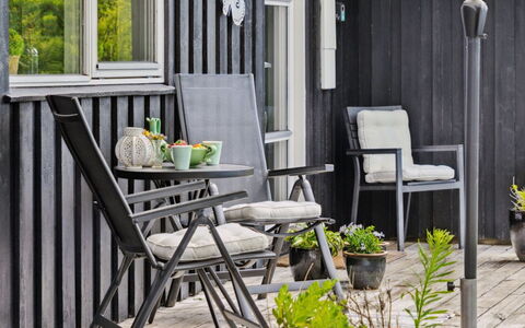 Caro - 900M from the Sea: Meubles, Design Intérieur, Sol, Sol, Plafond, Pièce, Chaise, Table, Appartement, Table Cuisine Et Salle A Manger