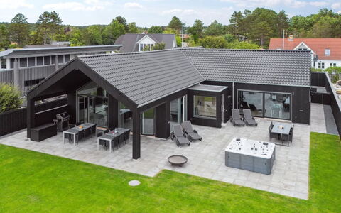 Straale - 50M from the Sea: Toit, Maison, Domicile, Chalet, Porte, Siding, Plate-Forme, Porche, Planche, Dur
