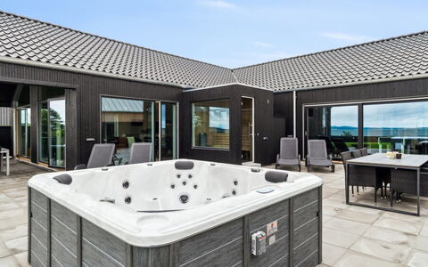 Straale - 50M from the Sea: Toit, Maison, Domicile, Chalet, Porte, Siding, Plate-Forme, Porche, Planche, Dur