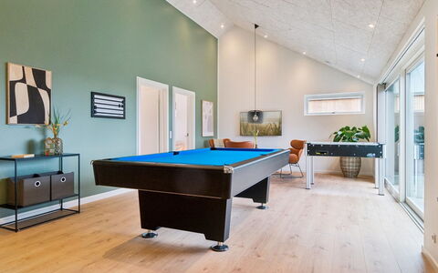 Straale - 50M from the Sea: Toit, Maison, Domicile, Chalet, Porte, Siding, Plate-Forme, Porche, Planche, Dur