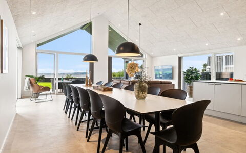 Straale - 50M from the Sea: Toit, Maison, Domicile, Chalet, Porte, Siding, Plate-Forme, Porche, Planche, Dur