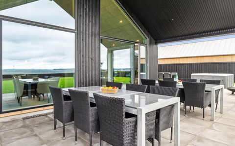 Straale - 50M from the Sea: Toit, Maison, Domicile, Chalet, Porte, Siding, Plate-Forme, Porche, Planche, Dur