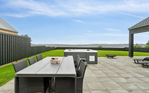 Straale - 50M from the Sea: Toit, Maison, Domicile, Chalet, Porte, Siding, Plate-Forme, Porche, Planche, Dur