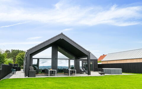 Straale - 50M from the Sea: Toit, Maison, Domicile, Chalet, Porte, Siding, Plate-Forme, Porche, Planche, Dur
