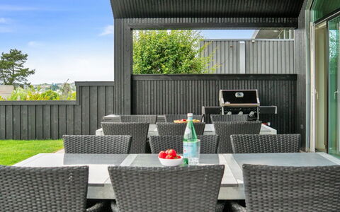 Straale - 50M from the Sea: Toit, Maison, Domicile, Chalet, Porte, Siding, Plate-Forme, Porche, Planche, Dur