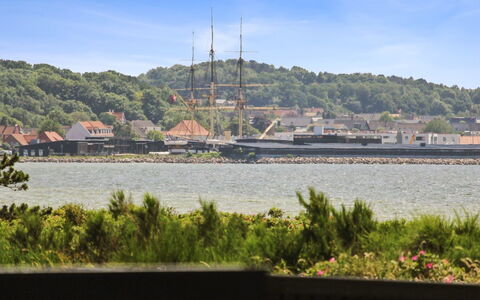 Straale - 50M from the Sea: Toit, Maison, Domicile, Chalet, Porte, Siding, Plate-Forme, Porche, Planche, Dur